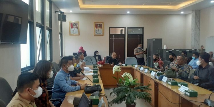 Keluhkan Pembangunan Pasar Pangalengan, Para Pedagang Bersama LAKRI Mediasi dengan DPRD