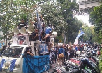 5 Ribu Bobotoh Persib Bandung Jalan Kaki dari Saparua ke Graha Persib, Nyanyikan Lagu Kebanggaan