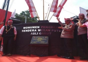 Ridwan Kamil Resmikan Monumen Perajin Bendera Merah Putih Leles di Garut