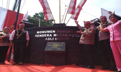 Ridwan Kamil Resmikan Monumen Perajin Bendera Merah Putih Leles di Garut