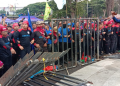 Aksi Demonstrasi Ricuh, Massa Buruh Robohkan Pagar Gedung Sate