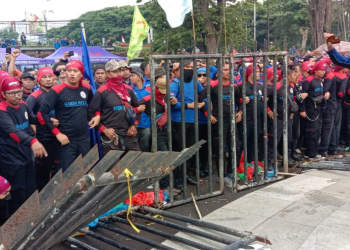 Aksi Demonstrasi Ricuh, Massa Buruh Robohkan Pagar Gedung Sate