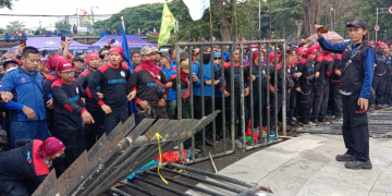 Aksi Demonstrasi Ricuh, Massa Buruh Robohkan Pagar Gedung Sate