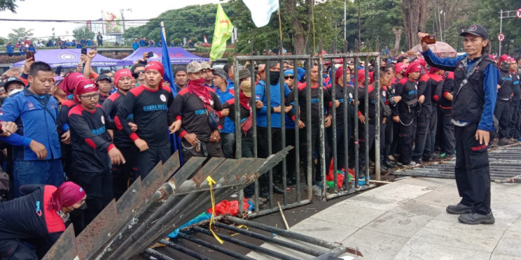 Aksi Demonstrasi Ricuh, Massa Buruh Robohkan Pagar Gedung Sate