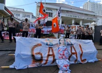 Mahasiswa Bandung Kembali Turun ke Jalan Tolak BBM Naik, Kali Ini Bawa Keranda dan Pocong