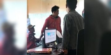 VIRAL 2 Pria Mabuk Marah-marah di Kantor Desa Raharja Sumedang, Sempat Tinju Staf, Polisi