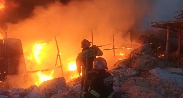 Gudang Plastik di Cigondewah Bandung Hangus Terbakar, Api Besar Muncul dari Timbunan Barang Ini