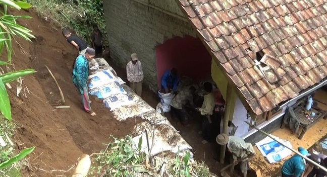 Rumah-Madrasah di Purwakarta Tertimbun Longsor