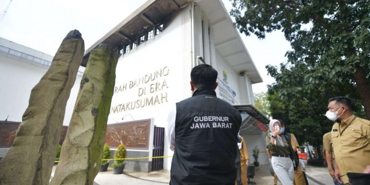 Tinjau Lokasi Kebakaran, Gubernur Ridwan Kamil Ingatkan ASN Pemda Kota Bandung Tetap Layani Publik