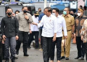 Gubernur Ridwan Kamil Dampingi Presiden Jokowi Cek Harga Jelang Natal dan Tahun Baru di Pasar Cigombong Bogor