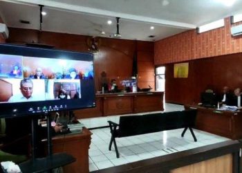 Terdakwa Mantan Ketua DPRD Jabar dan Istrinya Meneteskan Air Mata Saat Sidang di PN Bale Bandung