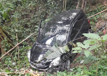 Mobil Terjun ke Jurang Usai Tabrakan dengan Truk di Cianjur