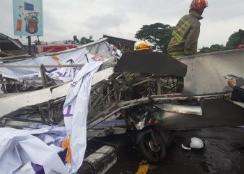 Ada Suara Besi Patah Sebelum Reklame Besar di Simpang Samsat Bandung Roboh dan Menimpa 3 Pengendara