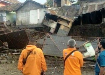 Emak-emak di Bandung Barat Nyaris Terbawa Longsor Hingga Tubuh Menggantung di Tebing