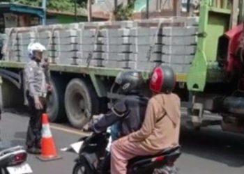 Gagal Salip Kendaraan dengan Mulus, Pemotor di Cianjur Tewas Terlindas Truk Bermuatan Hebel