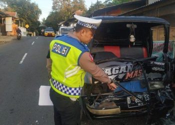Mobil Pikap Hantam Angkot yang Parkir di Jalur Sumedang Wado Tiga Orang Terluka Dilarikan ke Klinik