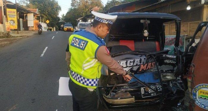 Mobil Pikap Hantam Angkot yang Parkir di Jalur Sumedang Wado Tiga Orang Terluka Dilarikan ke Klinik