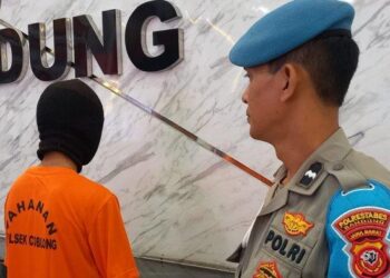 Preman bersenjata tajam yang memalak pemilik warung kelontong di Coblong, Kota Bandung saat dihadirkan saat ungkap kasus di Mapolrestabes Bandung