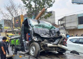 Gakkum Satlantas Polrestabes melakukan evakuasi pickup yang terlibat tabrakan beruntun di Jalan BKR Kota Bandung