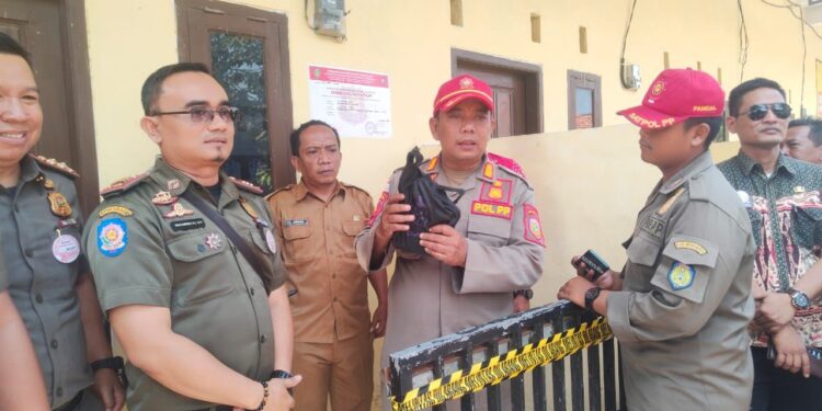 Satpol PP Indramayu datangi rumah kos yang disulap jadi tempat prostitusi yang disegel emak-emak