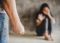 Seorang Ayah menyiksa anak perempuannya yang masih berusia enam tahun dengan cara diinjak pada bagian wajah