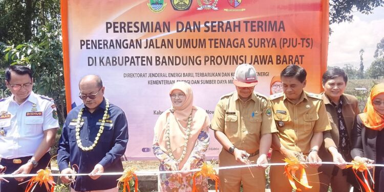 PERESMIAN DAN SERAH TERIMA PJU-TS, BANTU MASYARAKAT