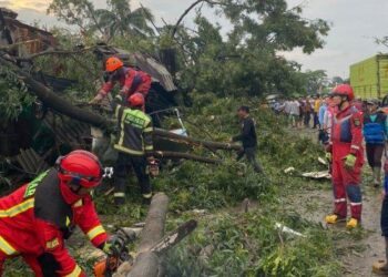 Dampak Puting Beliung Jalan Raya Bandung-Garut Terhenti