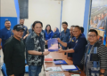 Farhat Abbas saat menerima formulir pendaftaran penjaringan Bacawalkot Bogor dari Ketua DPD Partai Nasdem Kota Bogor Benninu Argoebie