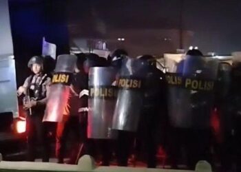 Polisi Lakukan Aksi Dramatis Saat Evakuasi Remaja dari Amukan Massa di Indramayu, Lepaskan Tembakan