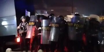 Polisi Lakukan Aksi Dramatis Saat Evakuasi Remaja dari Amukan Massa di Indramayu, Lepaskan Tembakan