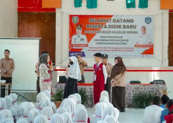 Hari Pertama Masuk Sekolah, Bupati Nina Agustina Berikan Motivasi Semangat Belajar