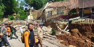 Sulitnya Relokasi SD Terdampak Longsor di Bandung Barat, Puluhan Siswa Ikut MPLS di Lapangan