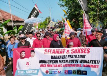 NINA DISAMBUT RIBUAN WARGA DUKUNG UNJUNGAN DESA MUNTUR (NINA – TOBRONI KOMITMEN JAGA BUDAYA LOKAL INDRAMAYU