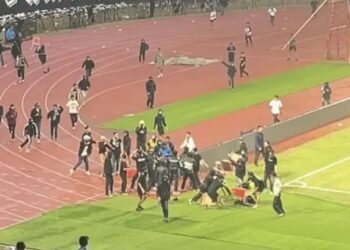 Kerusuhan Terjadi Usai Laga Persib Bandung vs Persija Jakarta, Suporter Turun ke Lapangan