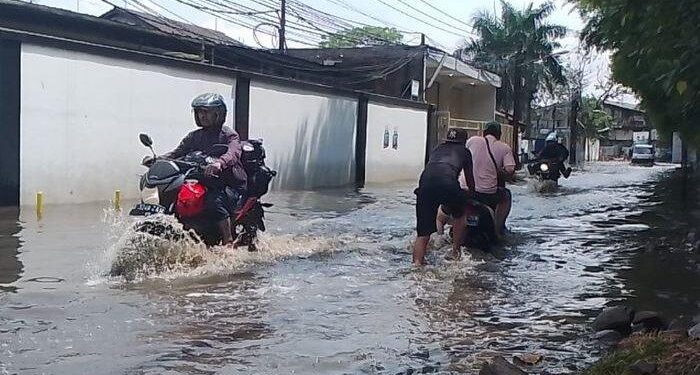 Akses Jalan Cisirung-Palasari Dayeuhkolot Bandung Terendam Ketinggian Sebetis Orang Dewasa