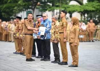 Jadi Pembina Apel Pagi, Bey Deklarasikan Netralitas ASN di Pilkada Serentak 2024