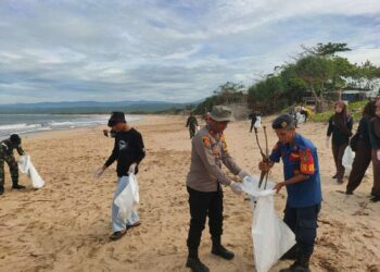 Polsek Cikelet Bersama Relawan Bersihkan Sampah Pantai Santolo Garut