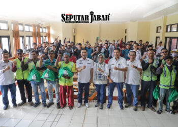 Bupati Bandung Bagikan Paket Sembako ke 11 Ribu Opang dan Petugas Kebersihan
