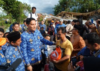 Bupati Lucky Hakim Kunjungi Korban Bencana Puting Beliung Desa Bugis, Pastikan Penanganan Cepat dan Tepat