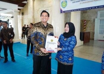 Serahkan SK Pengangkatan 214 Kepala Sekolah, Lucky Hakim: Tingkatkan Kualitas Pendidikan di Indramayu