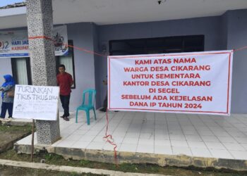 Diduga Tidak Transparan Kantor Desa Cikarang Disegel Warga