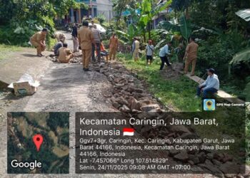 Semangat Gotong Royong : Kepala Desa Caringin, Bapak Deni Karsono Turun Langsung Bersama Perangkat Desa