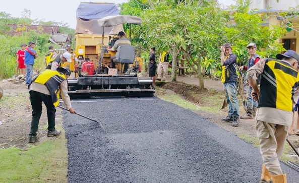Pembangunan Jalan Desa di Kampung Bojong Desa Purbayani Gunakan HOTMIX