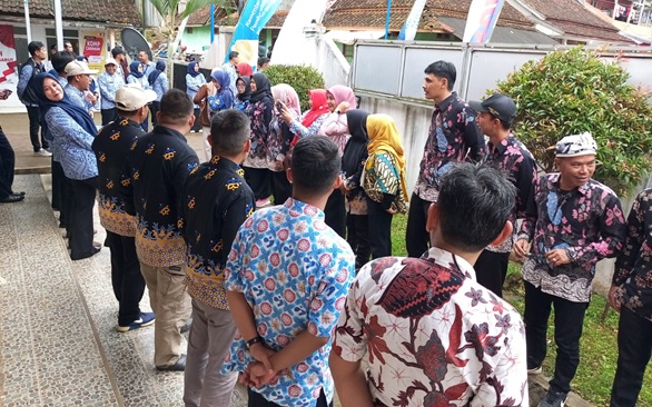 Persiapan Penyambutan Menteri Kependudukan dan Pembangunan Keluarga BKKBN RI di Desa Caringin Garut