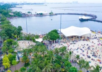 Ribuan Pengunjung Habiskan Liburan Natal di Ancol