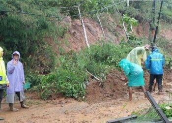 Polsek Banjarwangi Respons Cepat Temuan Longsor di Jalur Banjarwangi-Cikajang Garut