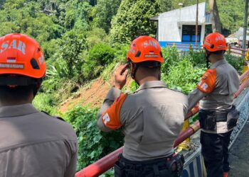 Tim SAR Brimob Jabar Pastikan Keamanan Pasca Longsor di Cadas Pangeran