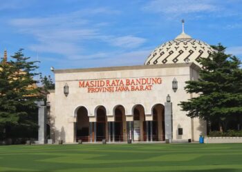 (Masjid Raya Bandung yang terletak di Alun-alun Kota Bandung).
