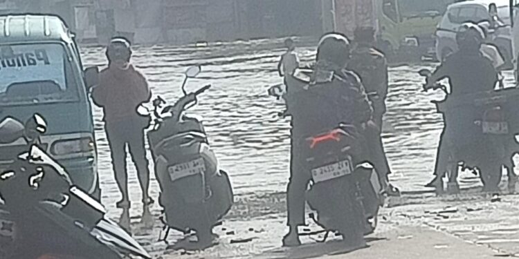 Jalan Raya Banjir dan Picu Kemacetan, Warga: “Kami Sudah Kesal, Pemerintah Harus Segera Bertindak”