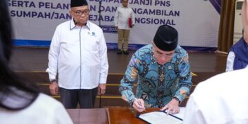 Menaker Lantik 976 ASN, Tekankan Semangat Belajar, Integritas, dan Kekompakan